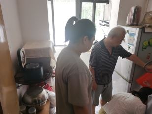 渝碚路街道杨梨路社区开展独居老人走访活动