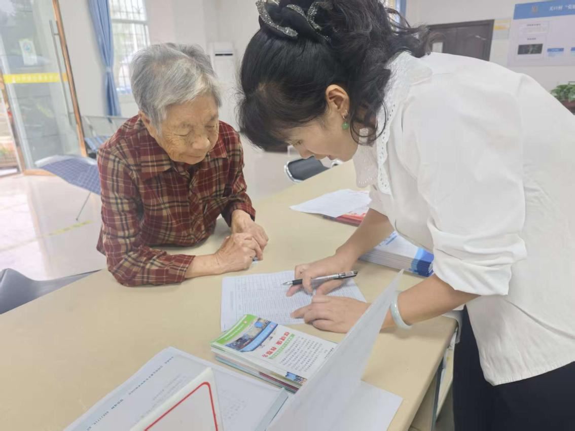 青木关镇关口村有序开展敬老卡升级攻坚工作