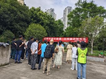 渝碚路街道杨梨路社区开展垃圾分类宣传活动