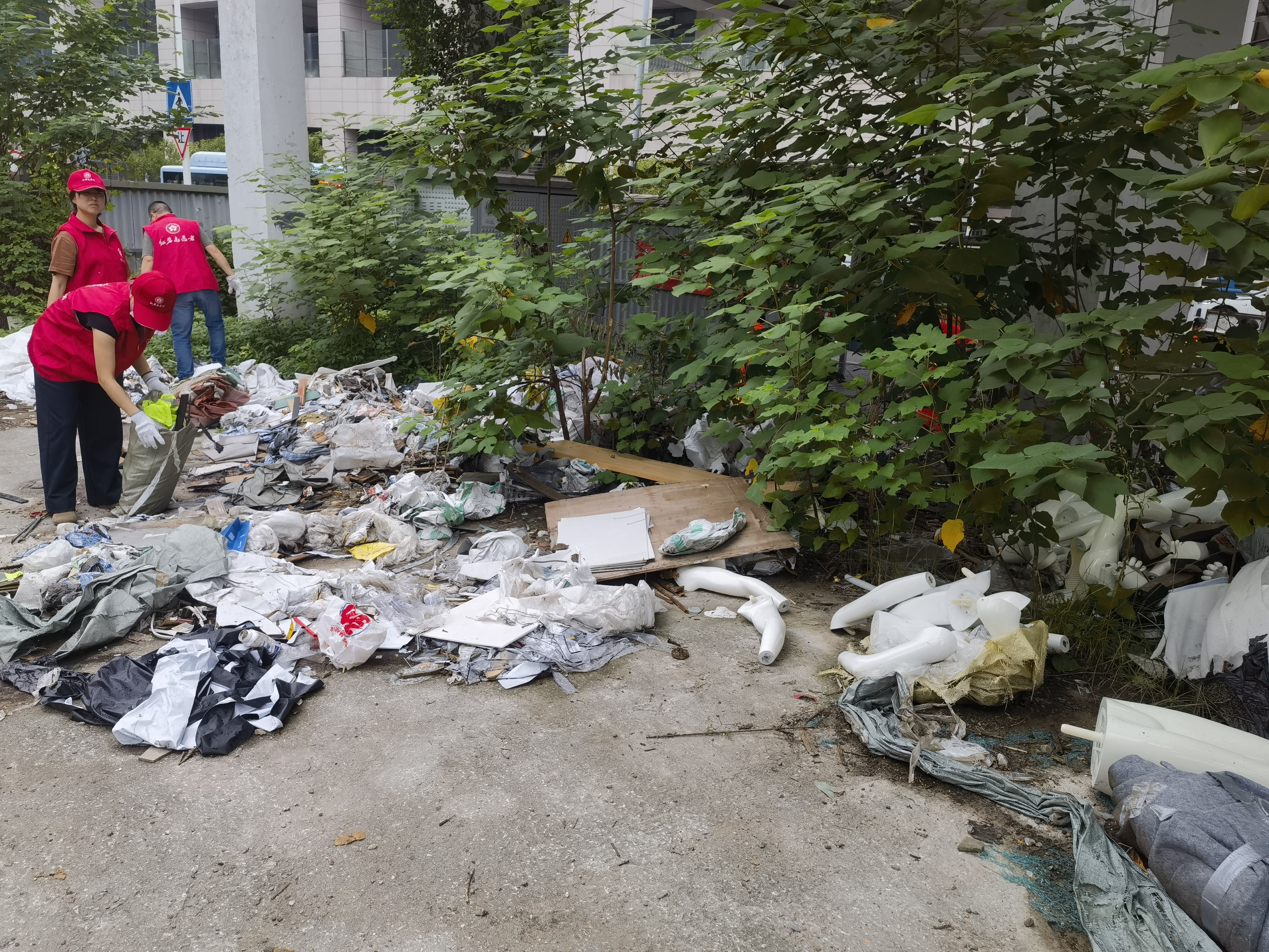 天星桥街道石碾盘社区开展渝富工地“城乡环境综合整治”志愿者服务活动