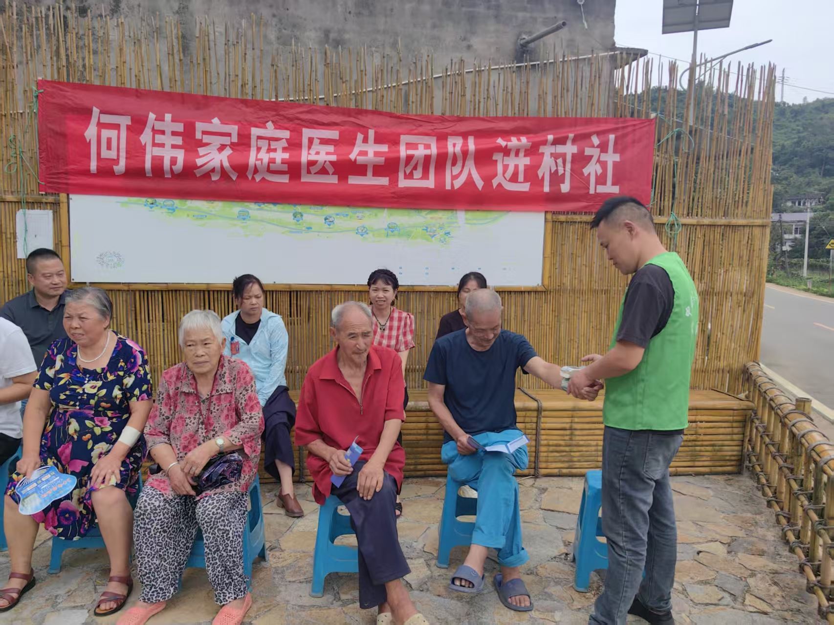 中梁镇:新发村开展家医赶场活动