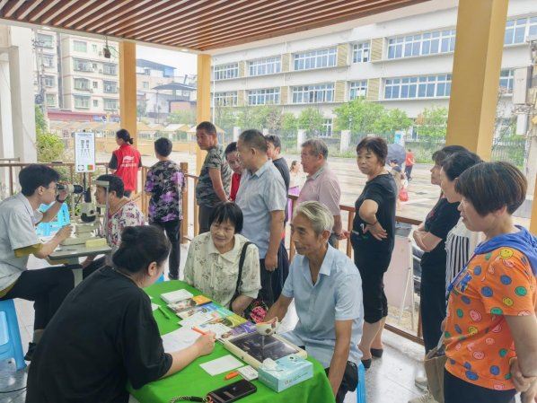 凤凰镇凤凰社区联合眼科医院开展眼科义诊活动