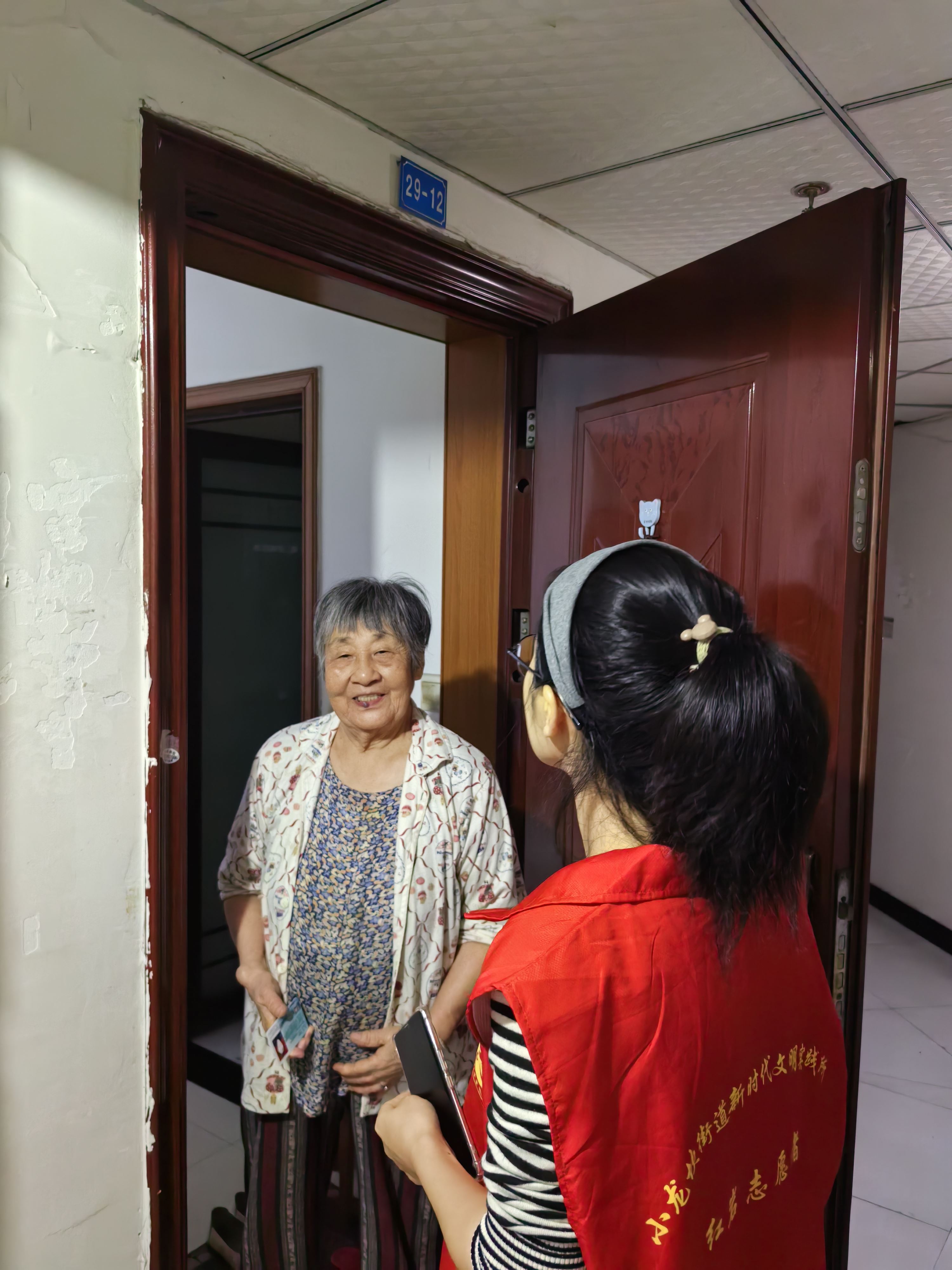 小龙坎街道嘉新社区积极助力敬老卡升级高效办理