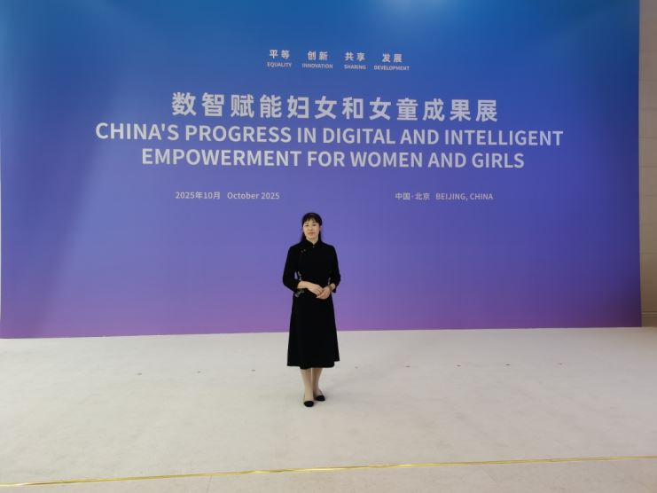 沙磁乱针绣传承人闫永霞亮相全球妇女峰会成果展以“非遗+AI”赋能妇女发展