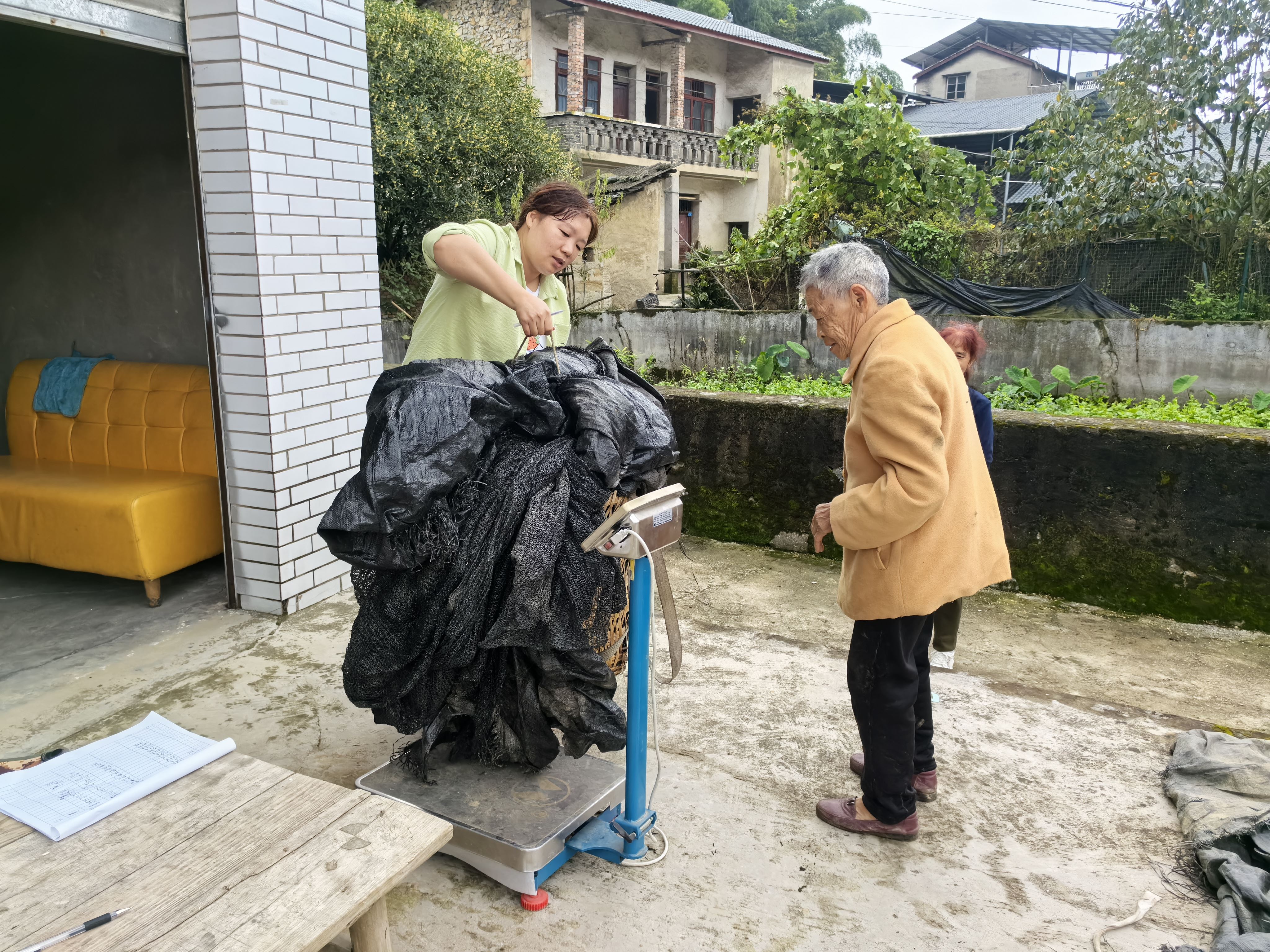 中梁镇:新发村多举措破解农田“白色污染”难题