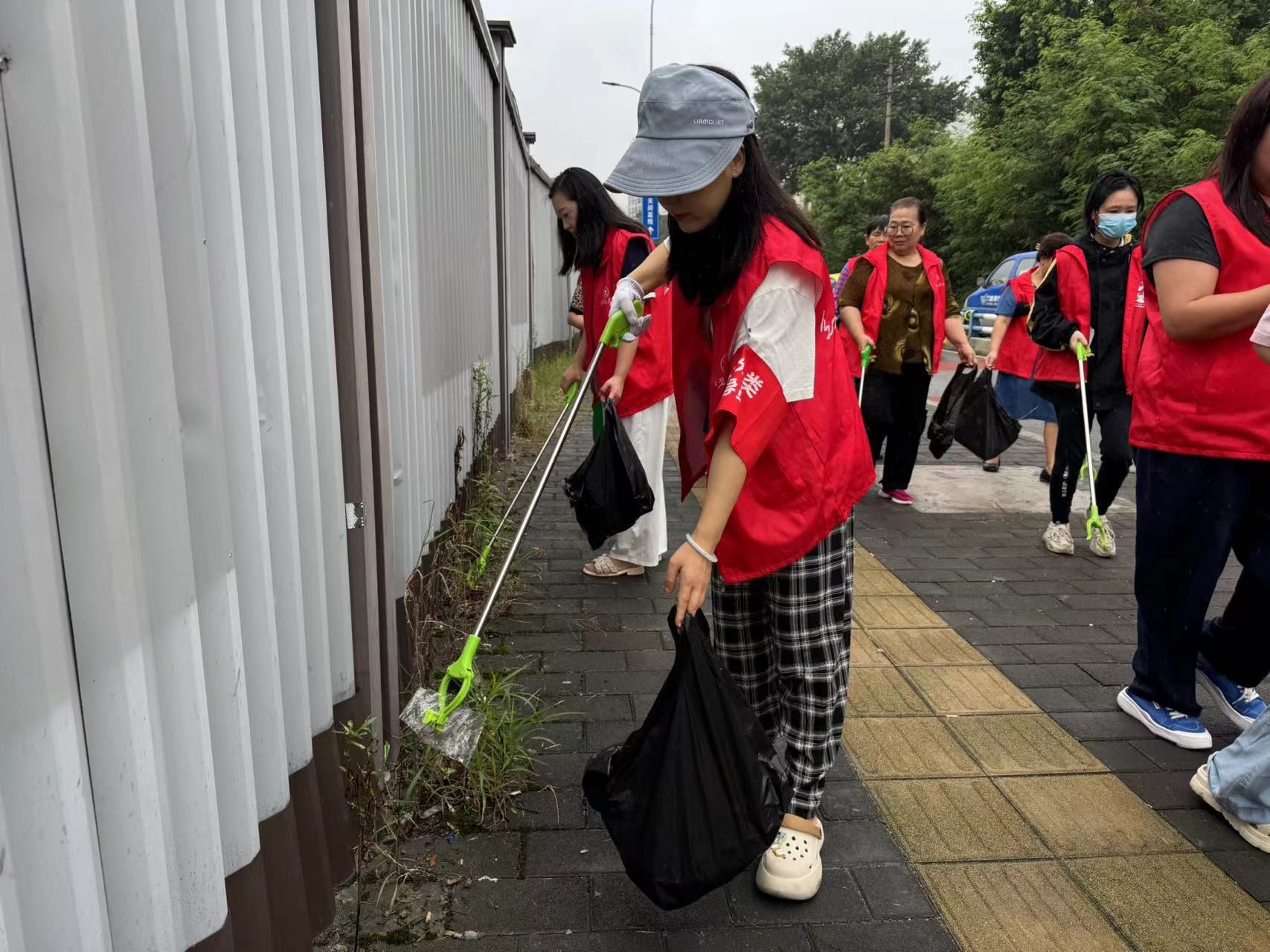 双碑街道堆金村社区开展垃圾分类志愿服务活动