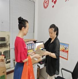 阳光社区为新兵家属发放光荣牌
