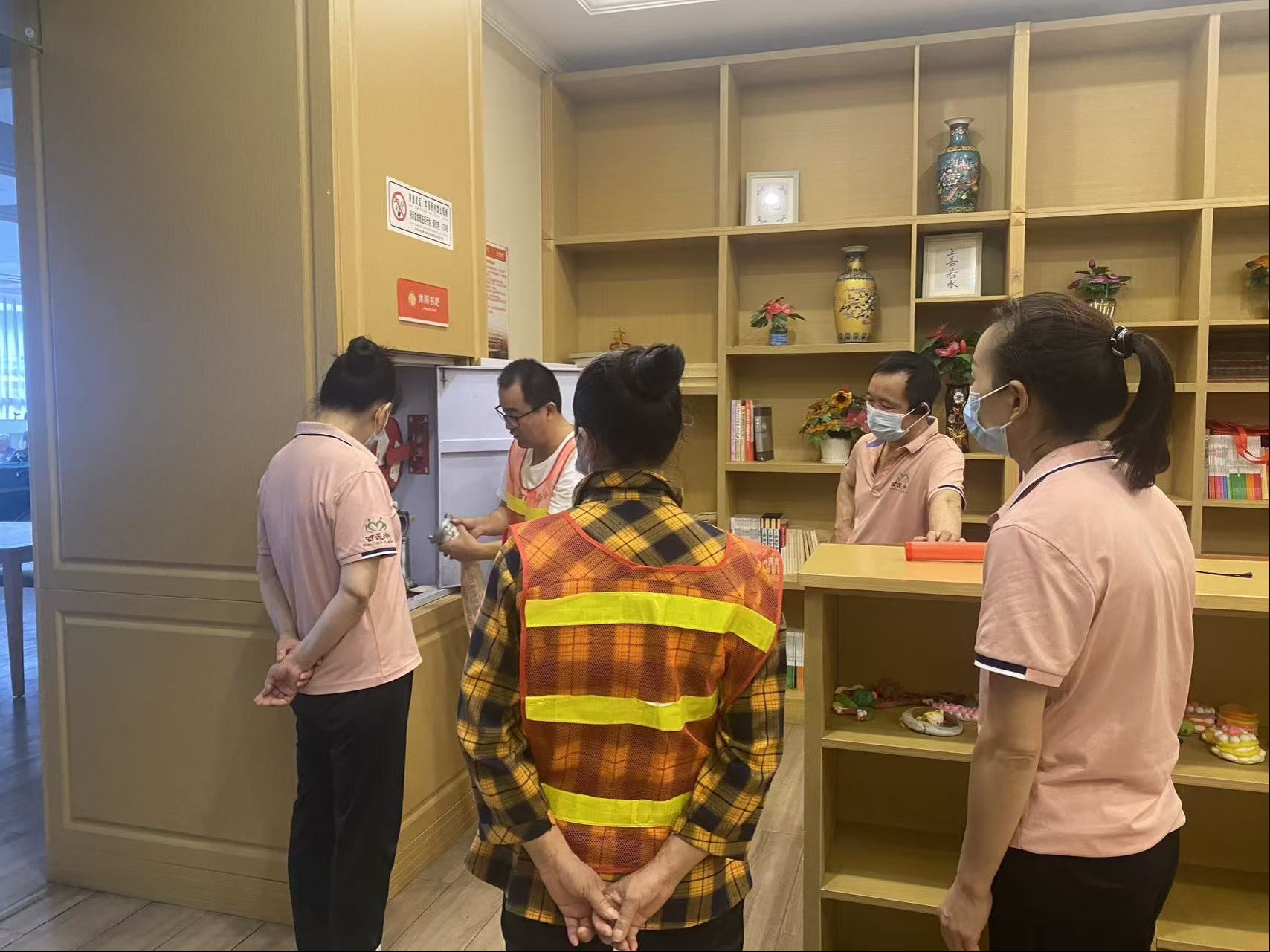 磁器口街道养老服务中心组织开展消防知识培训暨应急逃生演习活动