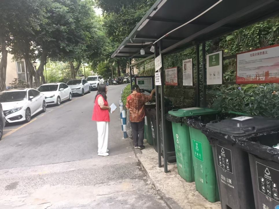 磁器口街道凤凰山社区开展垃圾分类户外宣传活动