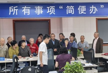 回龙坝镇:便民服务中心开展敬老卡升级代办业务