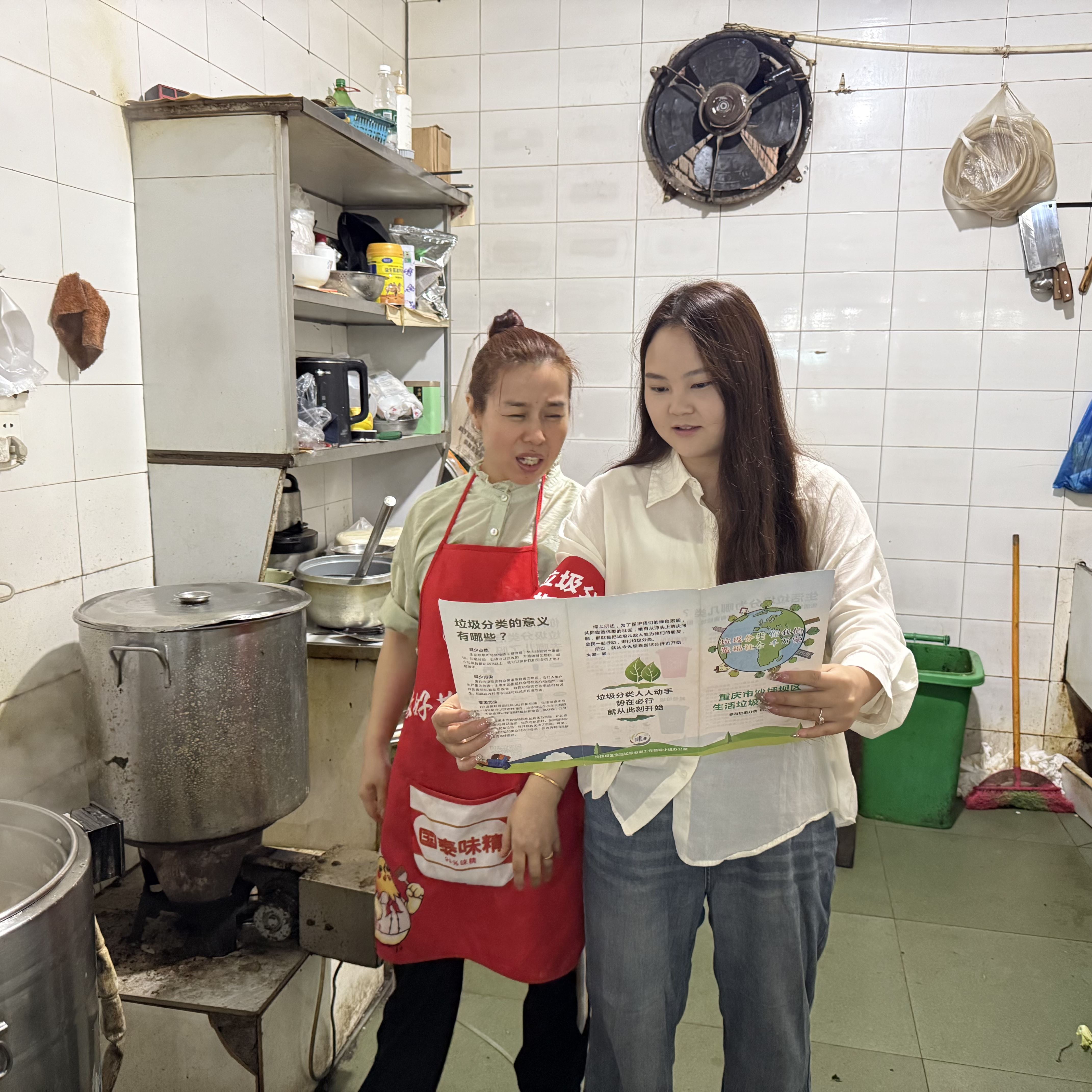 双碑街道勤居村社区开展垃圾分类宣传活动