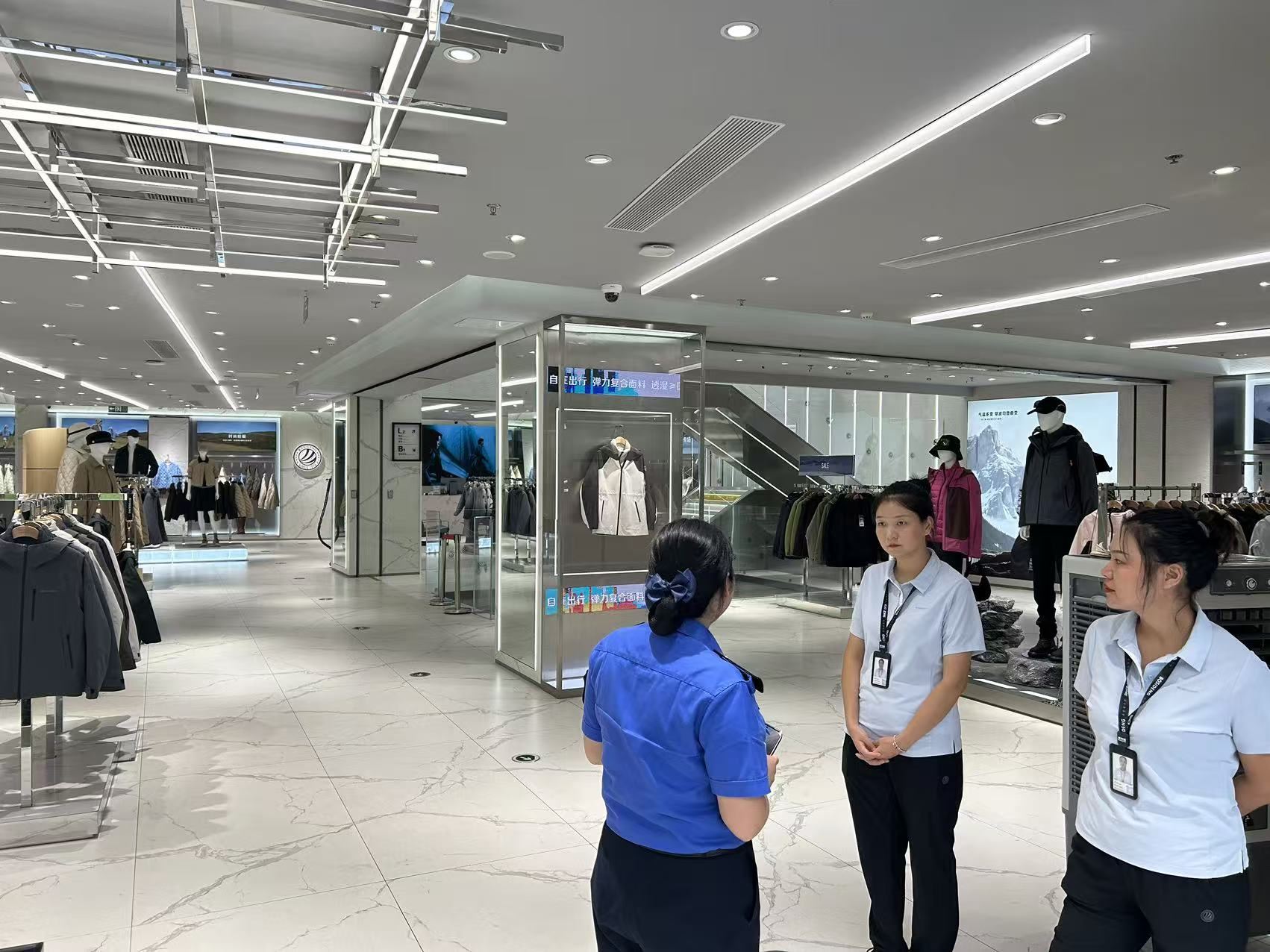 三峡广场商圈管理委员会开展生活垃圾分类入户宣传