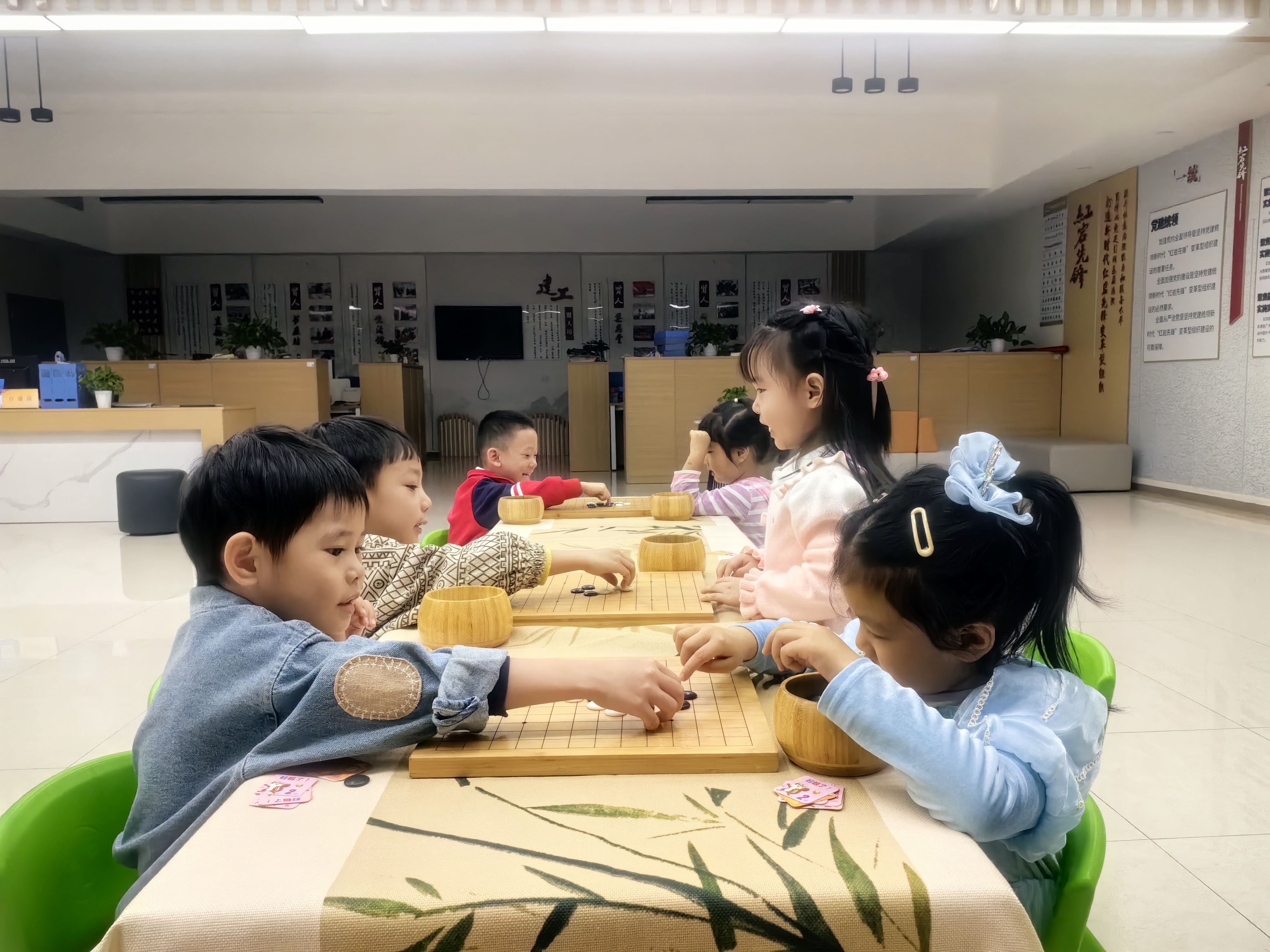 建工村社区贤人坊开展“弈趣童年棋乐无穷”少儿围棋公益体验课