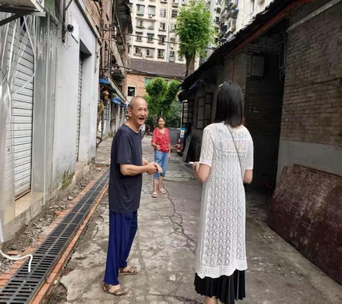 小龙坎街道快乐里社区开展走访关爱独居老人活动