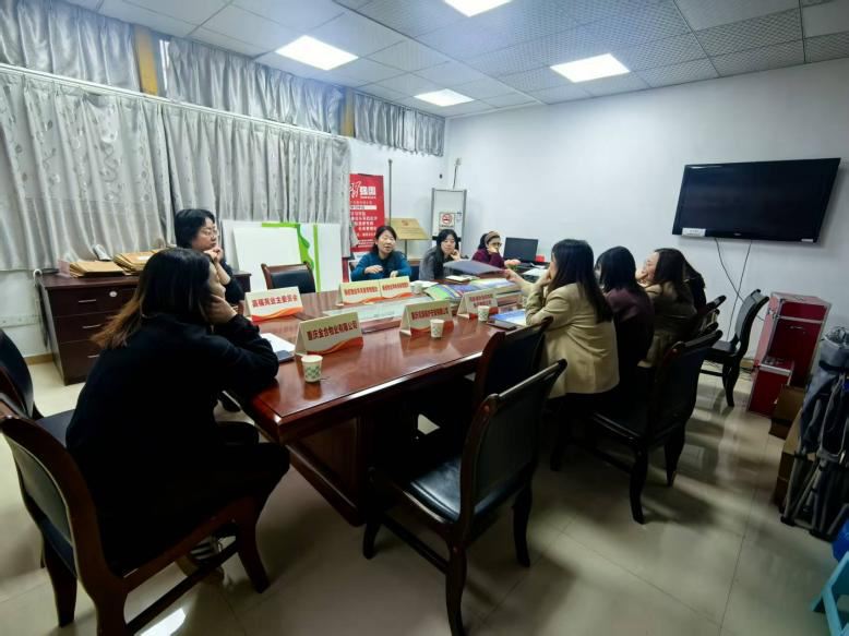 小龙坎街道嘉新社区召开垃圾分类工作推进暨培训会议