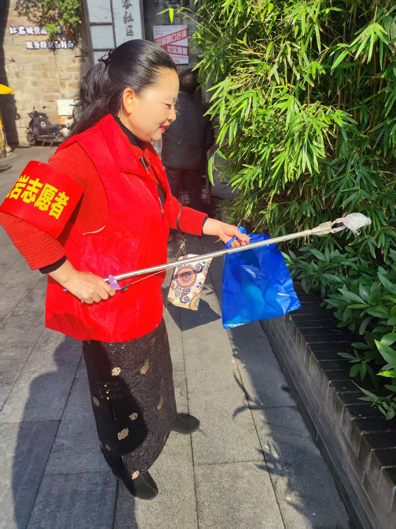 磁器口街道金蓉社区开展环境维护志愿服务活动