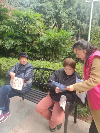 反对家庭暴力,促进家庭和谐——小龙坎街道康宁村社区开展反家暴主题宣传活动