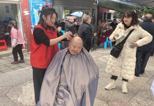 凤凰镇凤凰社区开展“爱心义诊义剪进小区”活动