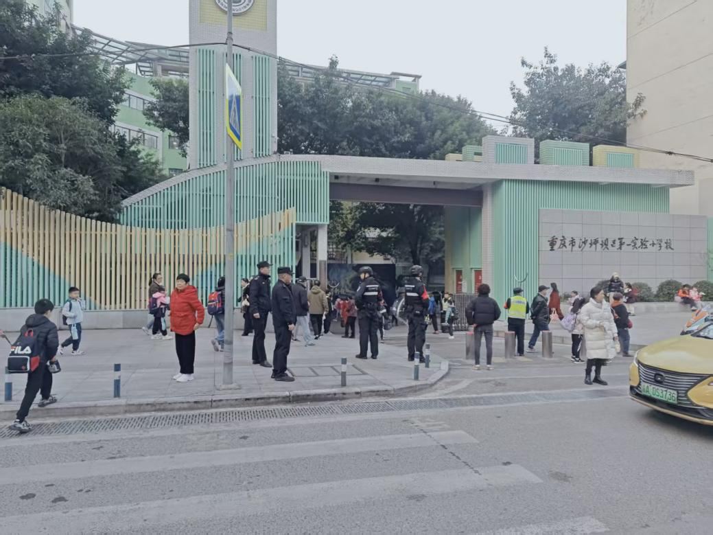 小龙坎街道护航学子平安路