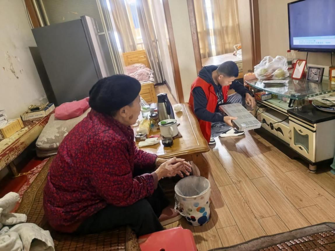 联芳街道圣泉社区开展独居老人关爱活动