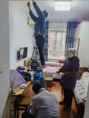 回龙坝镇：聚龙城社区安装高层建筑物联感知设备