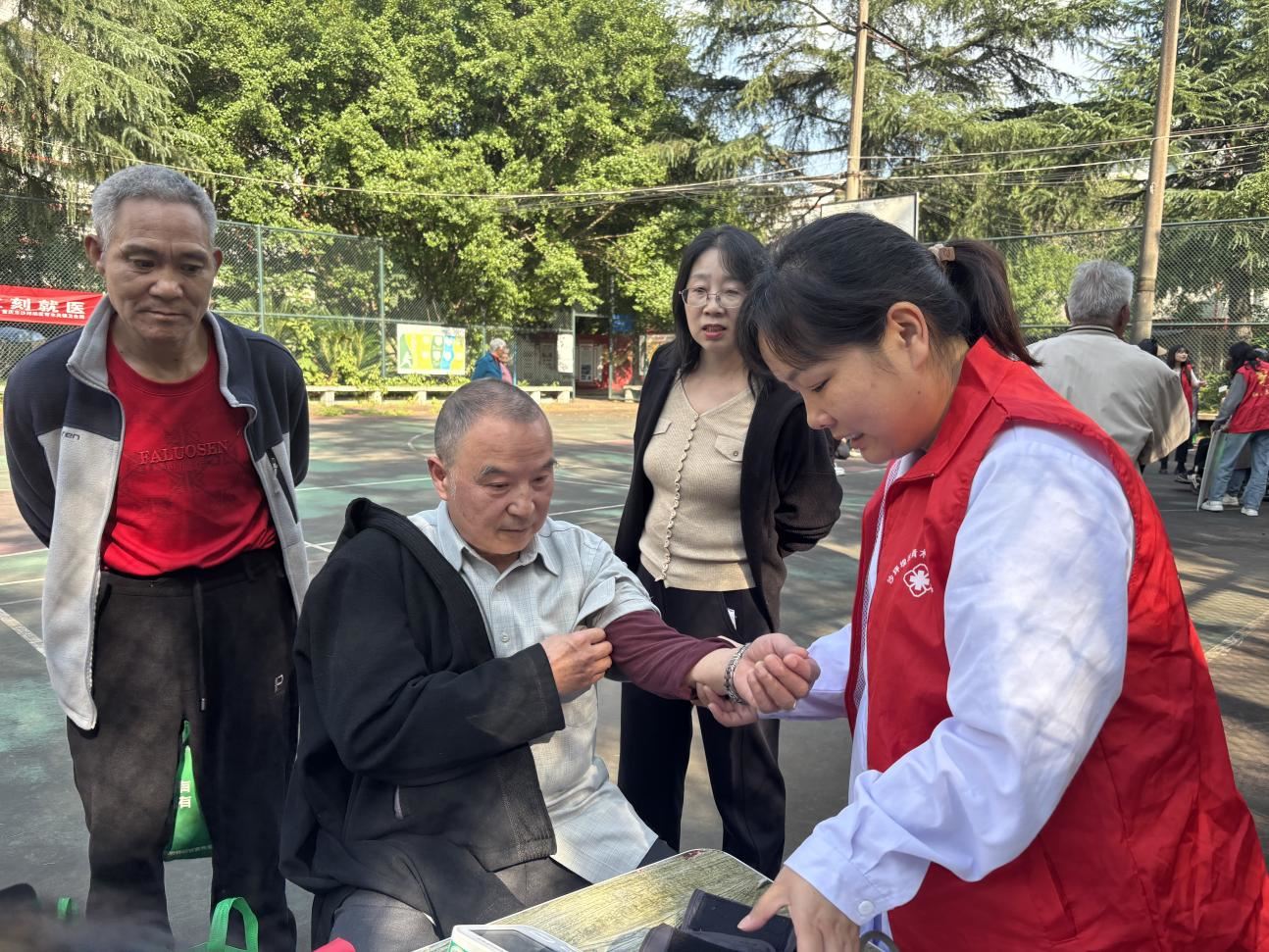 青木关镇开展2025年“敬老月”系列活动