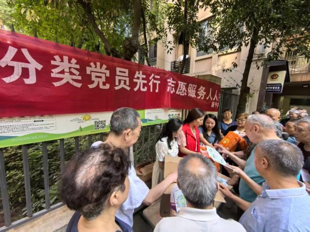 垃圾分类党员先行,志愿服务人人参与——小龙坎街道康宁村社区开展垃圾分类主题宣传活动