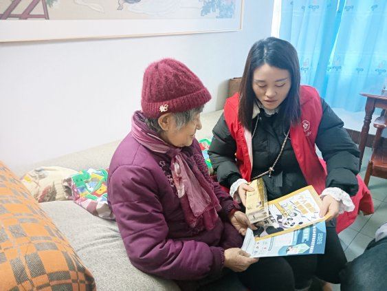 童家桥街道文苑社区开展独居老人入户反诈宣传