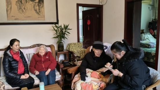 童家桥街道文苑社区书记走访看望离任居委会干部并听取居家养老服务意见建议