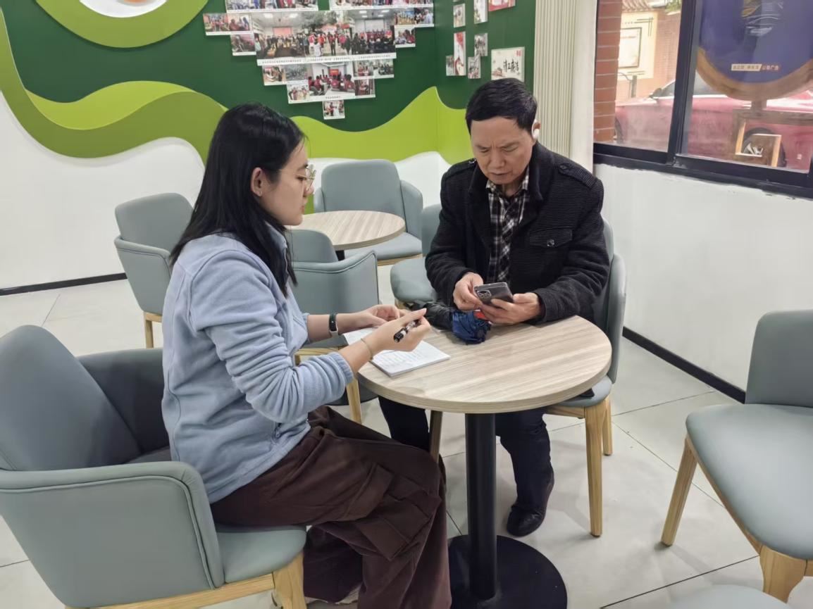 天星桥街道小正街社区为退役军人申办优待证