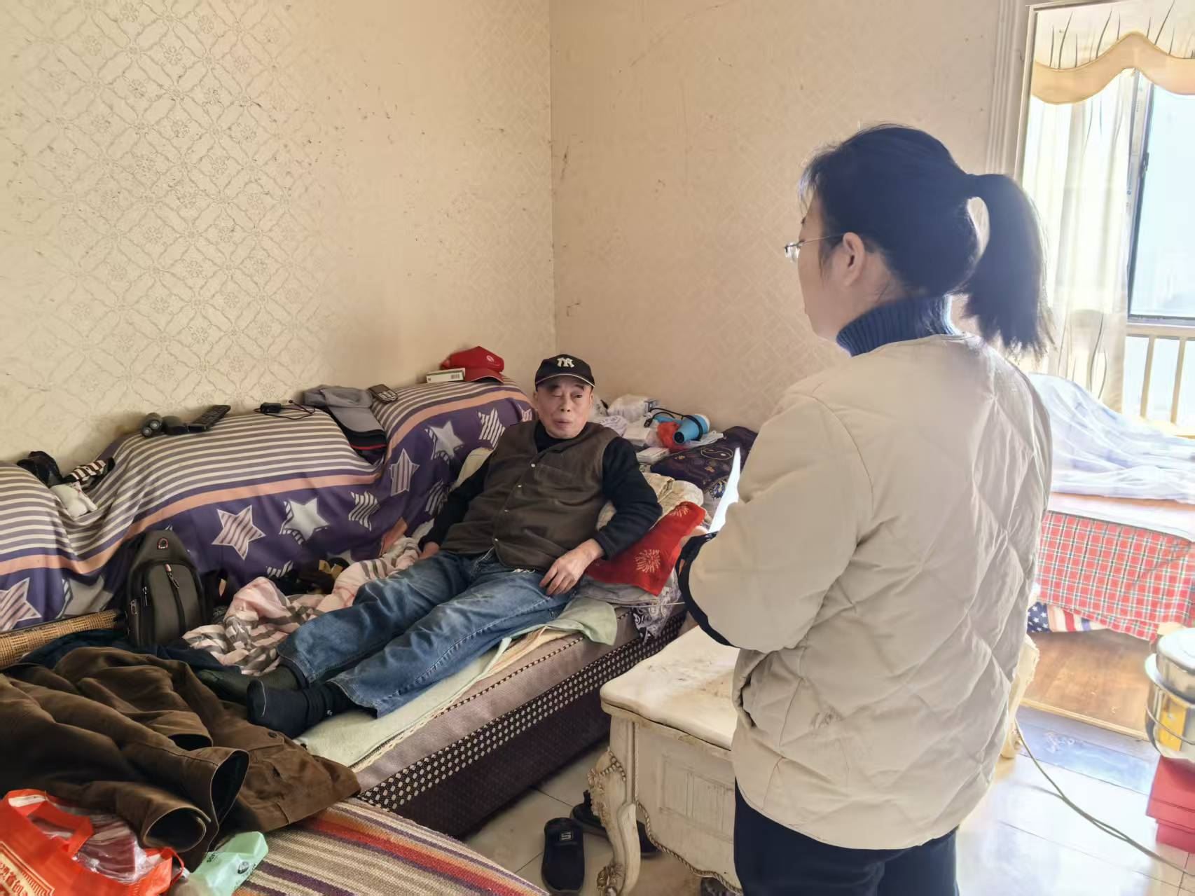 天星桥街道小正街社区入户看望独居老人