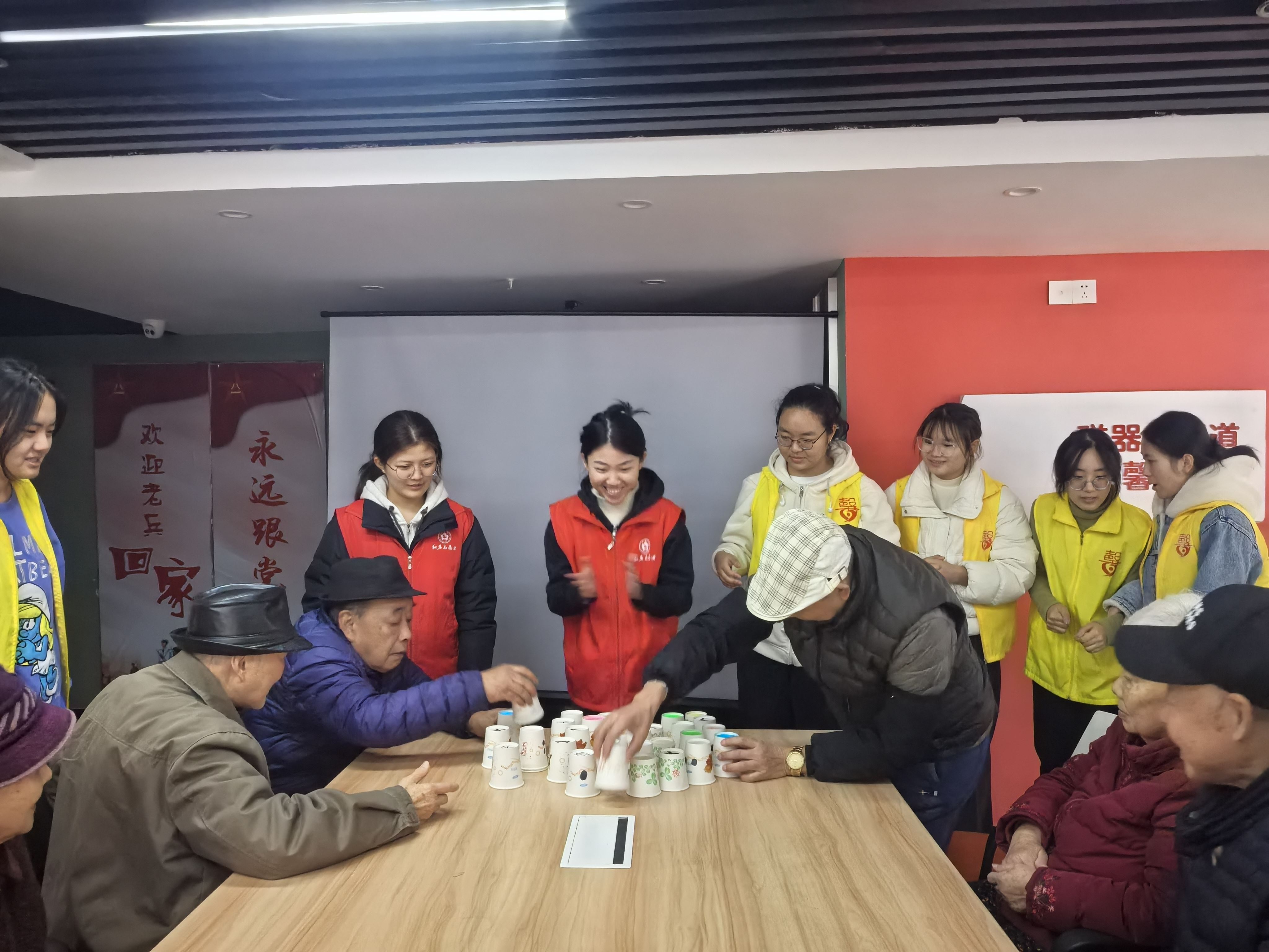 磁器口街道磁建村社区“微光暖馨梦，同心助无障”活动点亮聋人生活