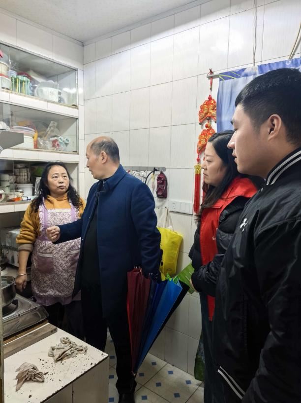 磁器口街道组织走访独居老人排查安全隐患