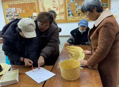 回龙坝镇:新时代文明实践服务中心开展传承手工活动