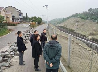 回龙坝镇:镇护路办开展铁路安全隐患排查活动
