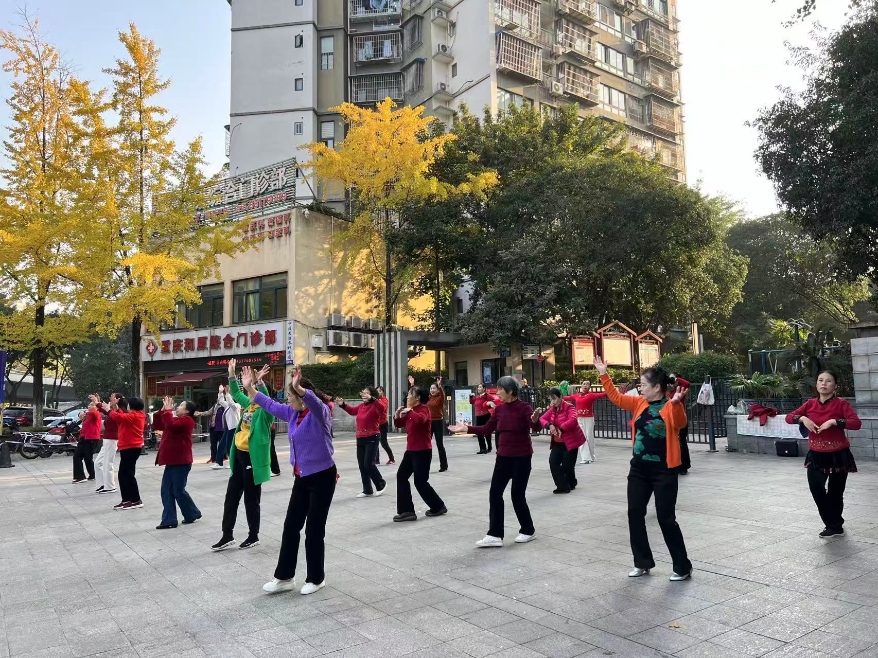 联芳街道平顶山社区开展广场舞健身活动