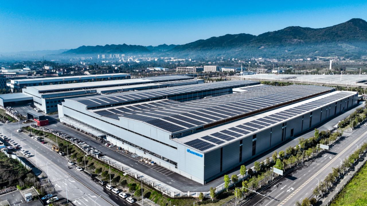 “屋顶焕新”点亮绿色园区绘就高质量发展新画卷