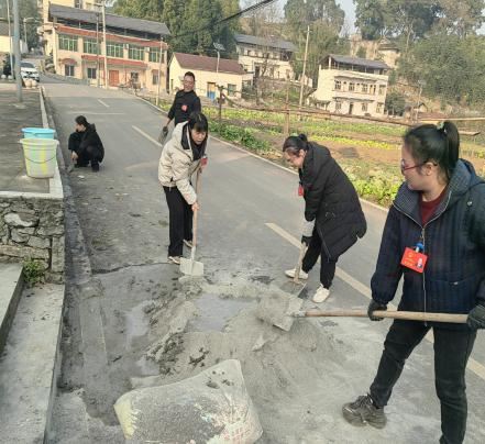 中梁镇：人大代表主动作为堡坎美化焕新颜