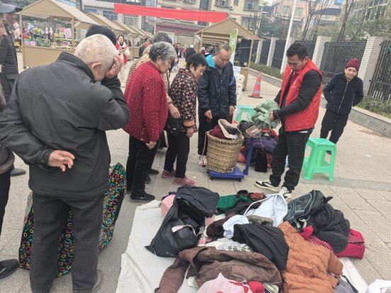 凤凰镇凤凰社区开展“文明换享家”主题活动