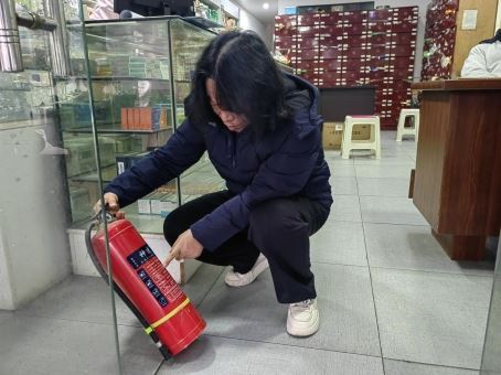 渝碚路街道白鹤岭社区开展消防安全检查