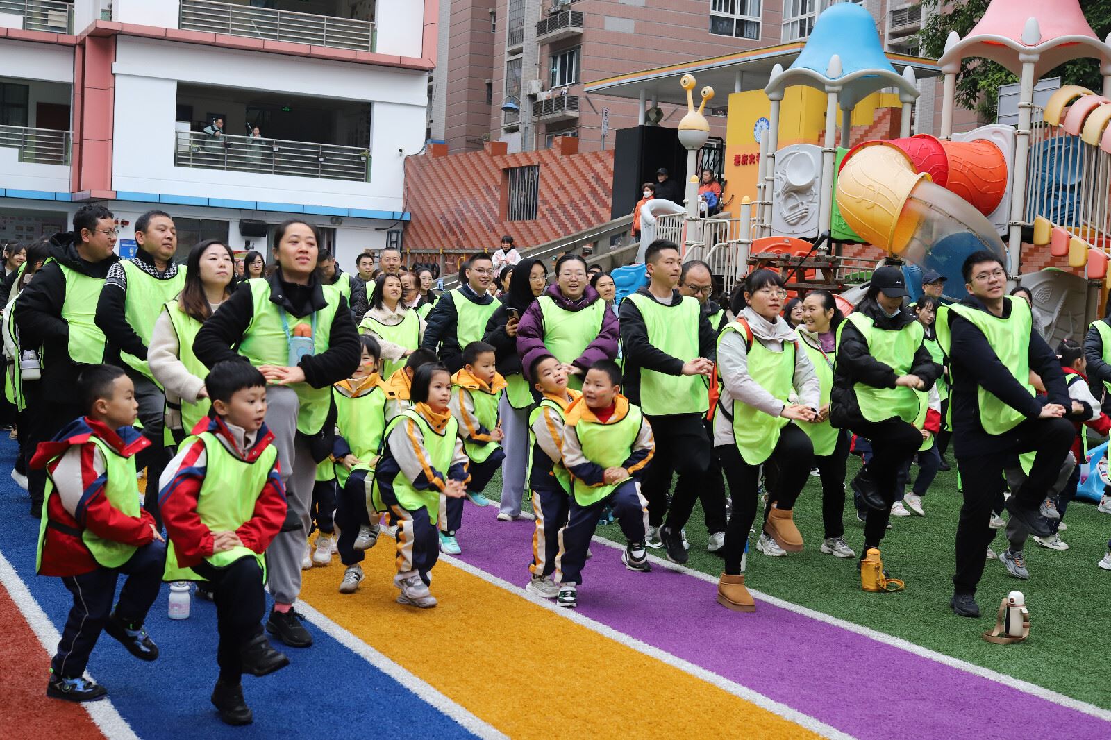 建工村社区联合重庆大学B区幼儿园开展亲子马拉松活动