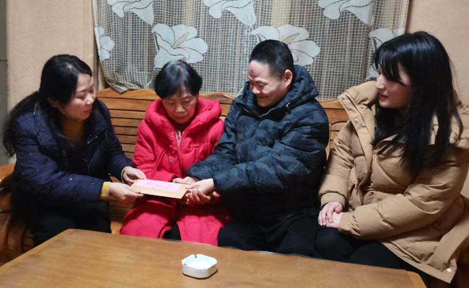 小龙坎街道嘉新社区开展元旦残疾人慰问活动