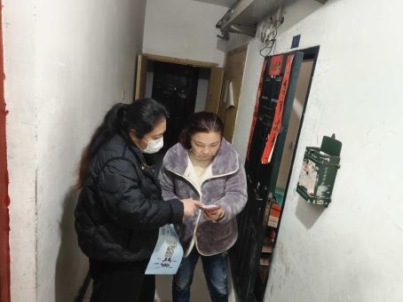 渝碚路街道白鹤岭社区开展入户反诈宣传活动