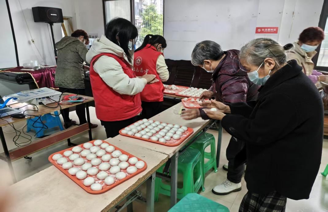 磁器口街道凤凰山社区养老服务站开展元旦迎新活动