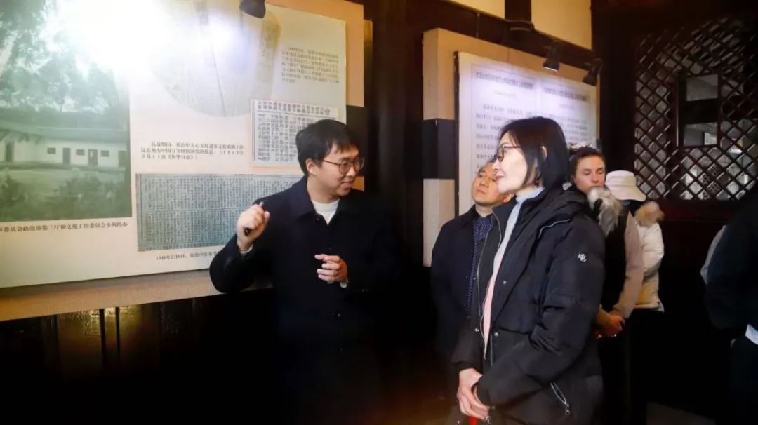 重返先辈足迹传承和平薪火——朱小久踏访外祖父张治中重庆旧居