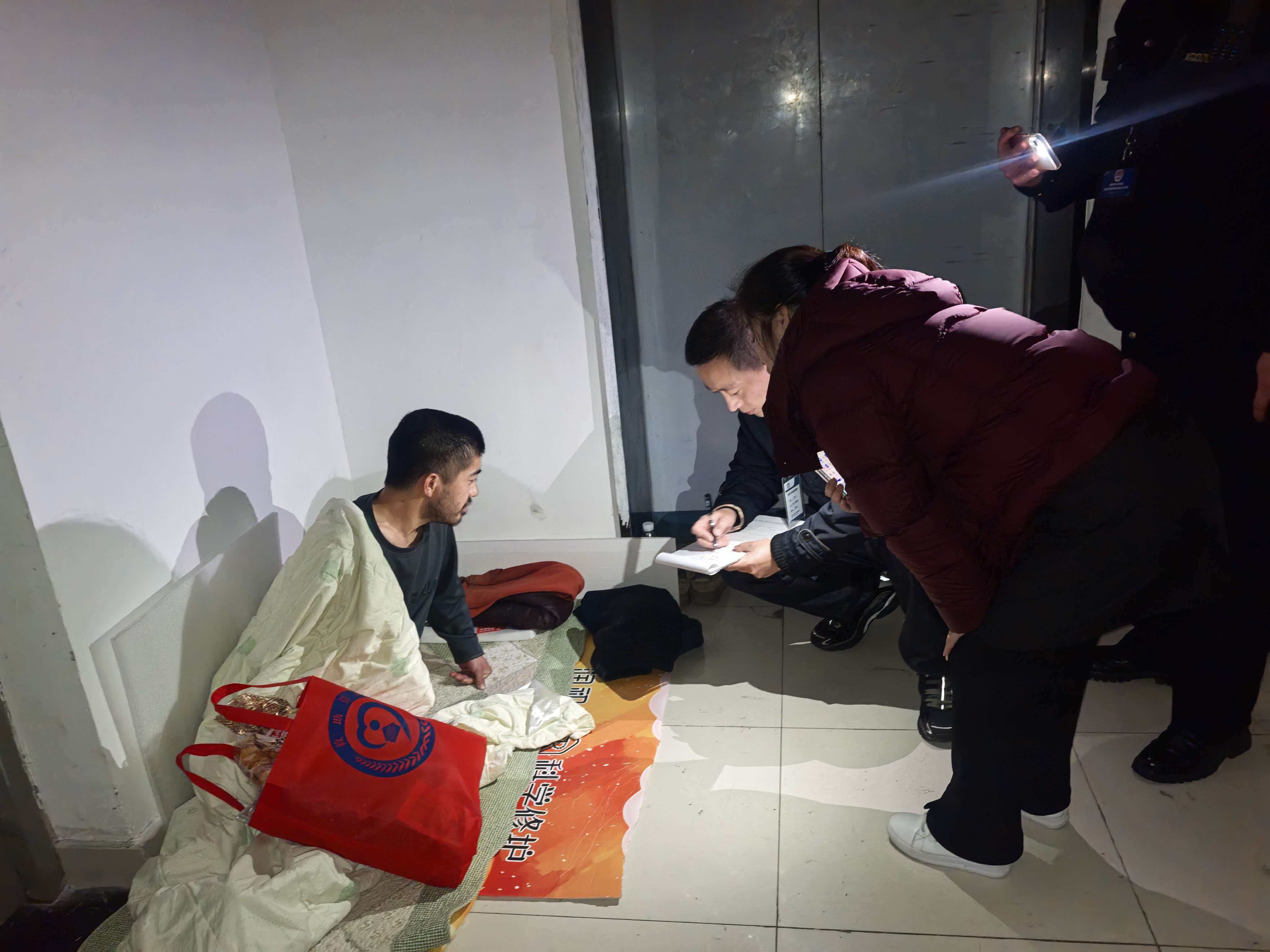 三峡广场商圈管理委员会开展流浪残疾人员救助工作