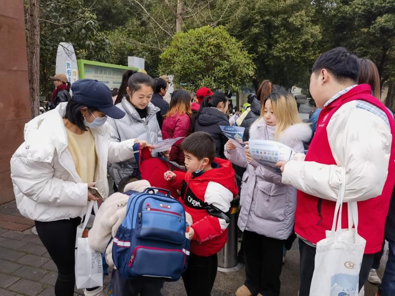 “医保护航家校同行”——井口街道松堡社区开展城乡居民医保缴费宣传活动