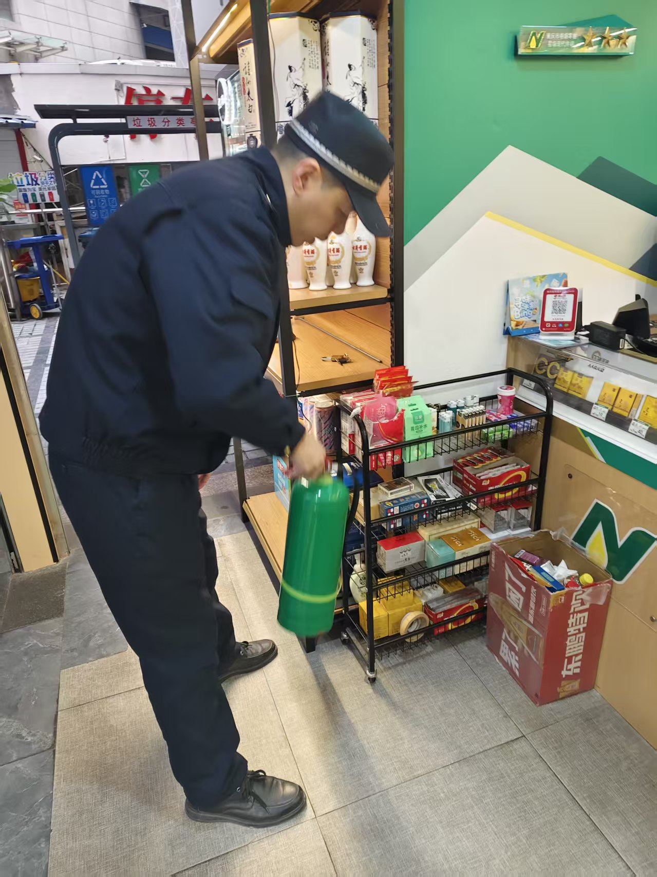 三峡广场商圈管理委员会对南开步行街开展安全检查