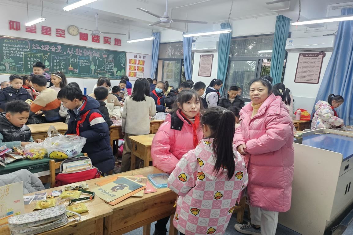 天星桥街道石碾盘社区开展“策马扬鞭启新岁,童心筑梦庆佳节”活动