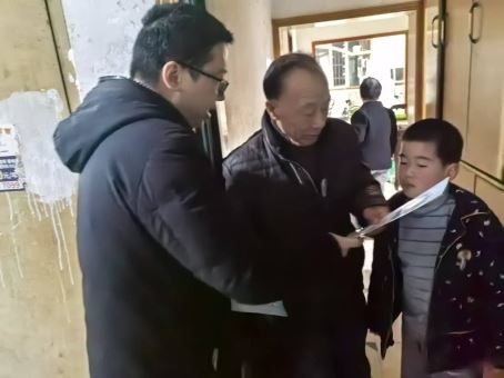 渝碚路街道白鹤岭社区开展垃圾分类入户宣传活动